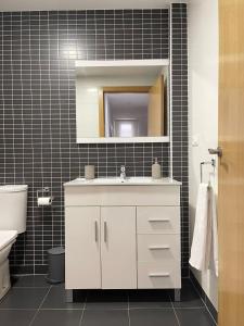 瓦伦西亚Majestic Flats的浴室设有白色水槽和镜子