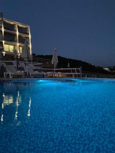 尤塔哈Apartments Komina的度假村的一个大型游泳池
