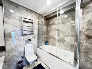 WONDER HOMES - Astounding Sea View& Luxury Unit Taksim Square的一间浴室