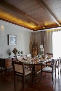 NgadiwanoPlataran Bromo的一间带桌椅的用餐室