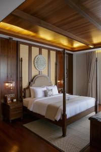 NgadiwanoPlataran Bromo的一间卧室设有一张带木制天花板的大床