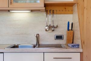 巴迪亚Paracia App Pec的厨房柜台配有水槽和餐具