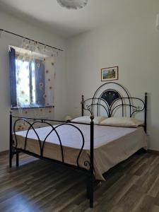 MonteluponeForesteria del Re的一间卧室设有两张床和窗户。
