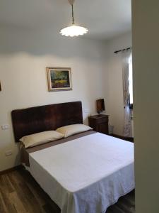 MonteluponeForesteria del Re的一间卧室配有一张带白色毯子的大床