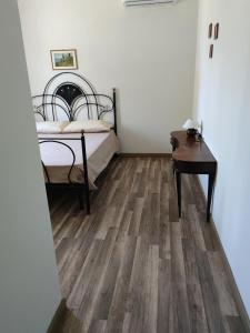 MonteluponeForesteria del Re的一间卧室配有一张床,铺有木地板