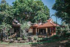 Villa Mawar Adinda Kuningan Syariah RedPartner外面的花园