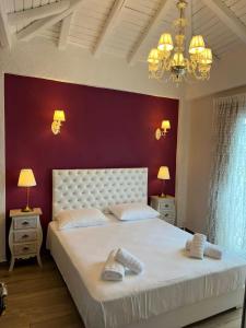 卡瓦拉Theokleia_guest house的卧室配有一张白色大床和红色墙壁