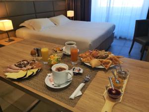 菲里亚尼玛拉纳海滩酒店的在酒店房间桌上摆上一盘早餐食品