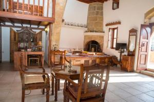 哈拉奇Matina's traditional house的厨房配有桌椅和壁炉。