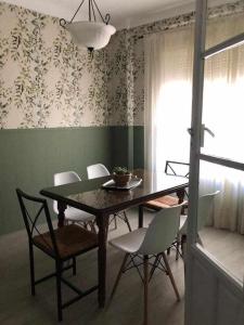 普里埃格·德·科尔多巴La Casa de Tente的一间带桌椅的用餐室
