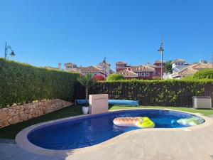 托雷帕切科VILLA PALMITO Mar Menor Golf的院子里的小游泳池,有玩具