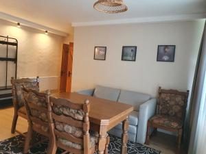 Laukžemė劳克瓦丽乡村民宿的客厅配有桌子和沙发