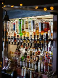 莱姆里吉斯Room at the Inn的酒吧里有很多不同类型的酒精