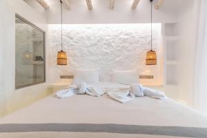 阿吉奥斯普罗科皮奥斯Nikos Apartments and Studios的卧室配有白色的床和2条毛巾