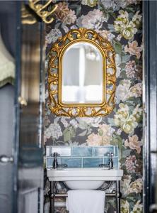 莱姆里吉斯Room at the Inn的浴室设有水槽和墙上的镜子