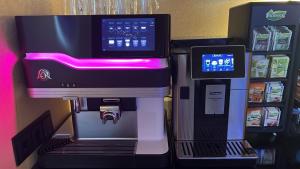 米德尔堡美岸经济型酒店的咖啡机,旁边是饮料机
