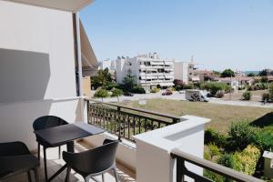 亚历山德鲁波利斯ALEXANDRA Boutique Residence Seaside的设有一个配有桌椅并享有美景的阳台。