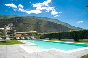德罗Ca' de L'Olif - Holiday Clima Apartments的一座山地游泳池