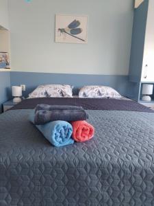 希典Апартамент Blue apartment, гр. Китен的一间卧室配有带毛巾的床