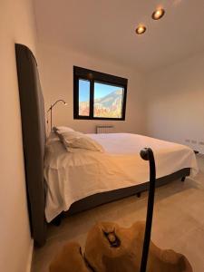 普尔马马尔卡Casita de Purmamarca的一间卧室设有一张大床和窗户