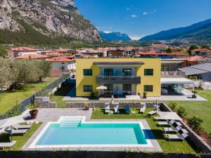 德罗Ca' de L'Olif - Holiday Clima Apartments的一座带游泳池和山脉的别墅