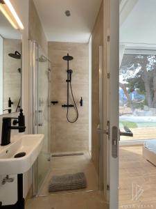 拉海瑞德拉Villa Velas的带淋浴和盥洗盆的浴室