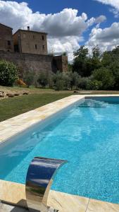 LoretelloBorgo Loretello的城堡前的大型蓝色游泳池