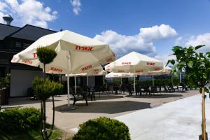 布热格安东尼奥会议酒店的一个带遮阳伞和桌椅的庭院。