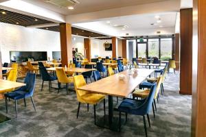 布热格安东尼奥会议酒店的一间设有木桌和椅子的餐厅
