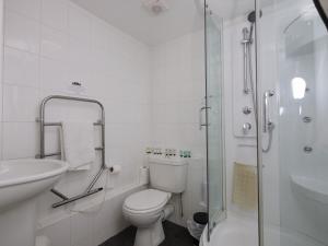 桑德维奇The Five Bells, Eastry的浴室配有卫生间、盥洗盆和淋浴。