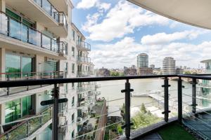 伦敦Beautiful river view close to London Eye的享有河流和建筑景致的阳台