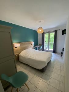 梅吕埃江特德拉酒店的卧室配有白色的床和蓝色的墙壁