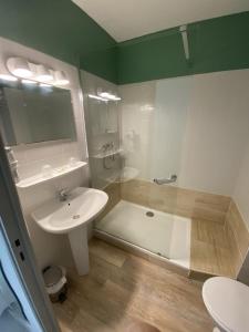 江特德拉酒店的一间浴室