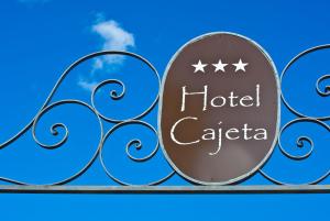 布亚卡耶塔酒店的金属栅栏,上面有读酒店卡萨的标志