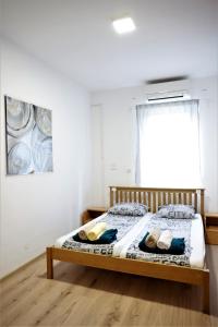 波尔托罗Hostel Soline的一间卧室设有一张床和一个窗口