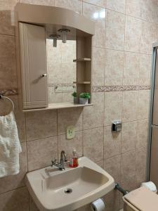 波梅罗迪Quarto Aconchego的一间带水槽和镜子的浴室