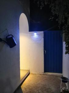 马斯喀特The Blue Gate 6的白色墙壁上的一扇蓝色门,光线充足