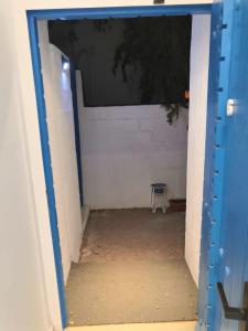马斯喀特The Blue Gate 6的一道蓝色的门通向一个带椅子的房间