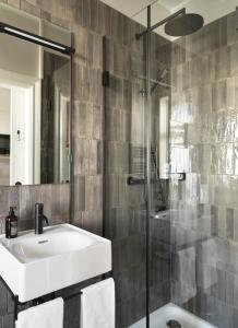 雷克雅未克46heima Boutique Apartments的一间带水槽和淋浴的浴室