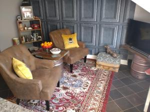 斯卡伯勒Trafalgar Retreat的客厅配有两把椅子和一张桌子