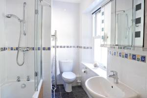 波尔佩罗Penryn House Hotel的浴室配有卫生间、盥洗盆和淋浴。