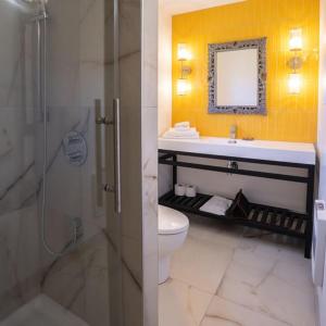 ChelseaMotel Chelsea的带淋浴、盥洗盆和卫生间的浴室