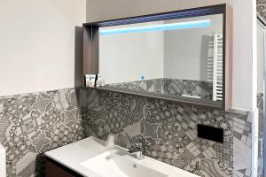 洛韦雷欧陆酒店的一间带水槽和镜子的浴室
