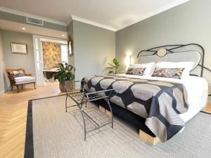普罗旺斯艾克斯Villa Amara的一间卧室配有一张带黑白色棉被的床