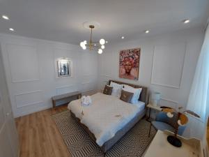 圣拉斐尔Saint Raphael's apartment, classé 3 étoiles的一间卧室配有一张床和一个吊灯