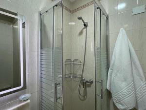 圣米格尔德阿沃纳Vacacional Arbelo Golf的浴室里设有玻璃门淋浴