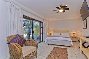 拉塞利亚斯托诺韦旅舍的卧室配有床、椅子和窗户。