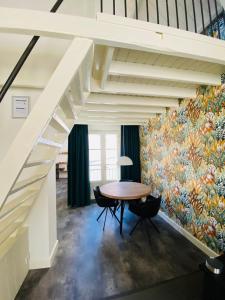 戈伊斯Slot Oostende的一间设有桌子和壁画的房间