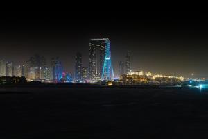 迪拜Wyndham Residences The Palm的城市在晚上点燃