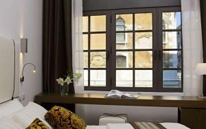 威尼斯Al Canal Regio - Guest House的一间卧室设有窗户、书桌和床